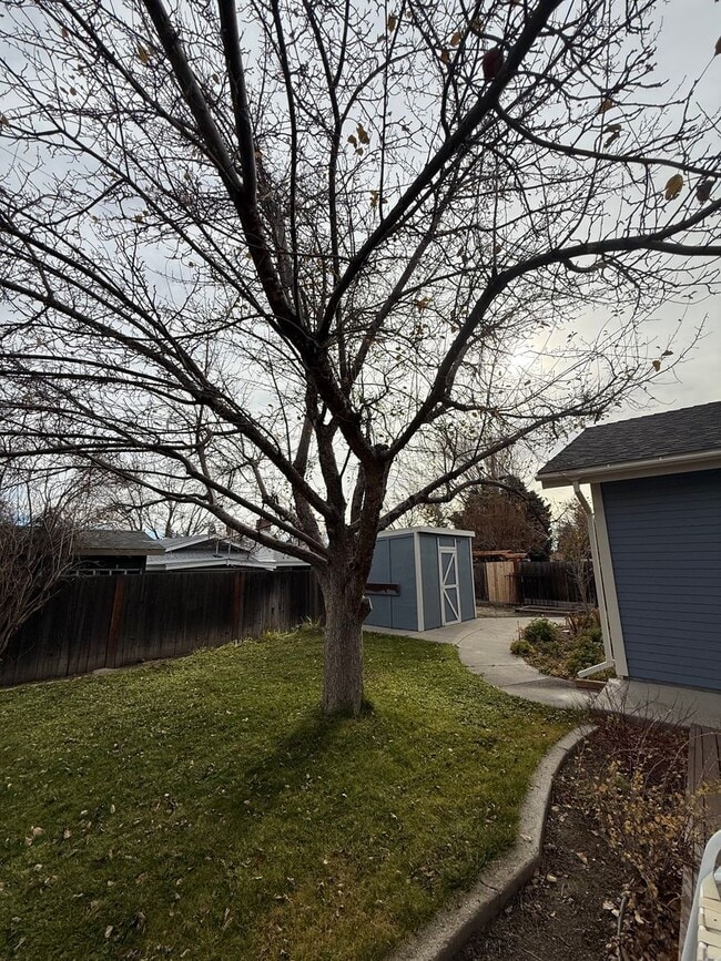 Building Photo - Beautiful expansive home for lease