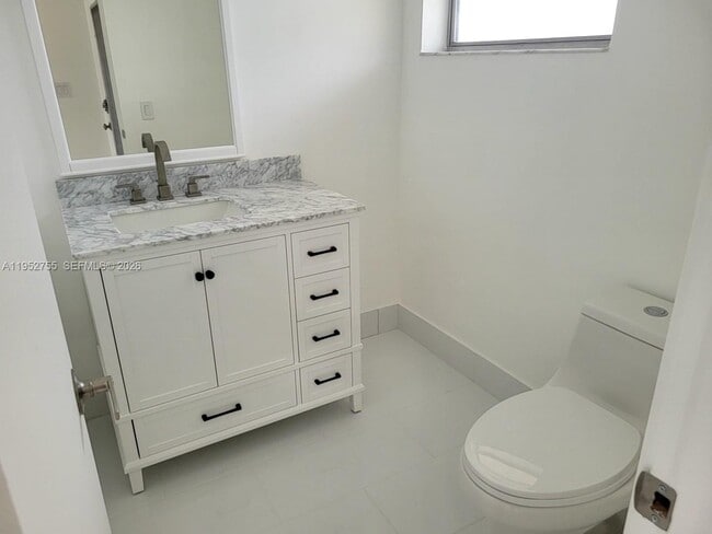 Building Photo - 851 NE 14th Ave