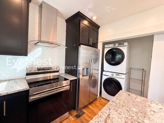 Foto del edificio - 3 Bed/3 Bath Home with Off-Street Parking / Pet-Friendly / Available Now!