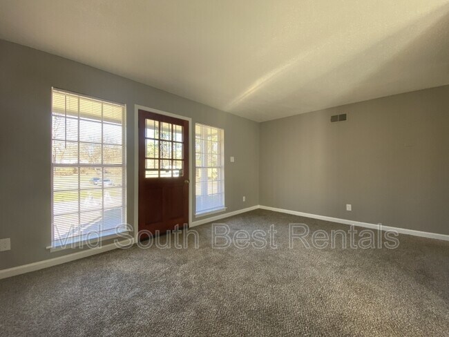 Building Photo - 735 Farris Rd