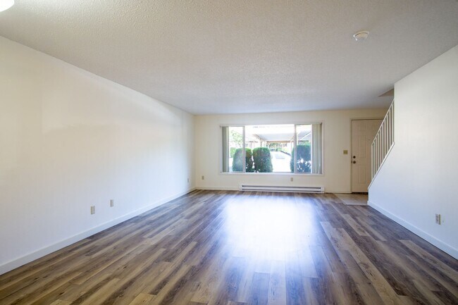 Foto del edificio - VERY Spacious Townhouse with Private Patio, DW, & W/D Hookups!