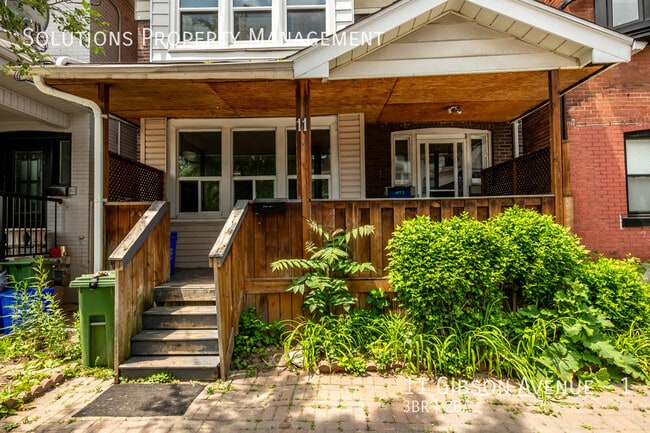 Building Photo - **Beautifully updated 3 Bedroom Unit Centr...