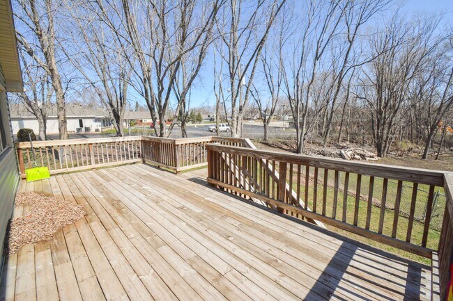 Foto del edificio - End-of-Cul de Sac 4 Bed 2 Bath Available f...