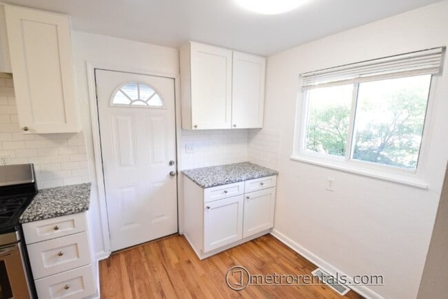 Foto del edificio - 2686-2688 Hibbert Avenue