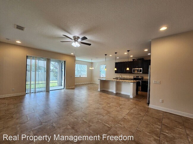 Foto del edificio - 5 br, 3 bath House - 11621 Palmetto Pine St