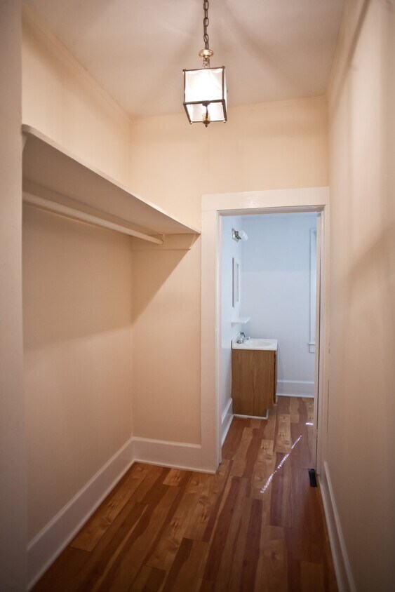 Foto principal - Adorable studio apartment, walk to UNC and...