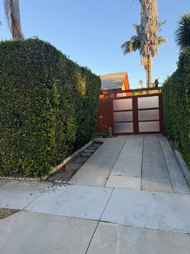 Building Photo - 8921 Rosewood Ave