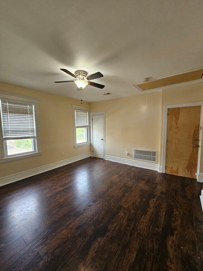 Foto del edificio - 240 Copeland Ave