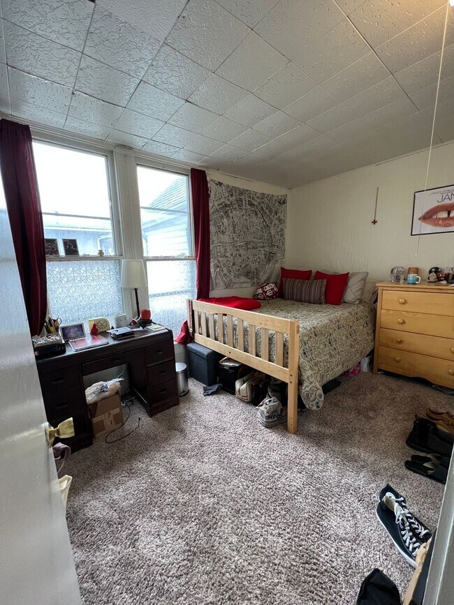 Foto del edificio - Available August 2026.  Monthly rent $1,400