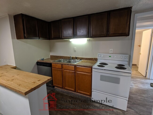 Kitchen - 880 Yates St