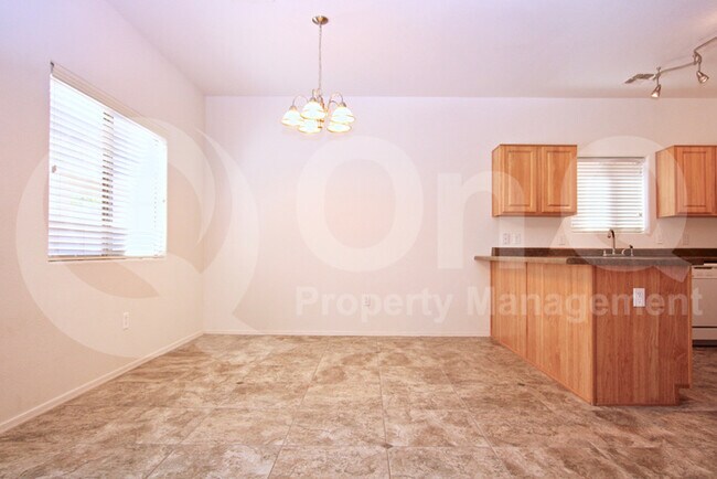 Building Photo - Beautiful 2199 Sqft Two-story home in Tucson!