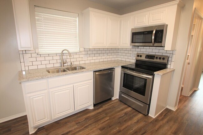 Building Photo - Beautifully Updated 4 Bedroom Near Jack El...