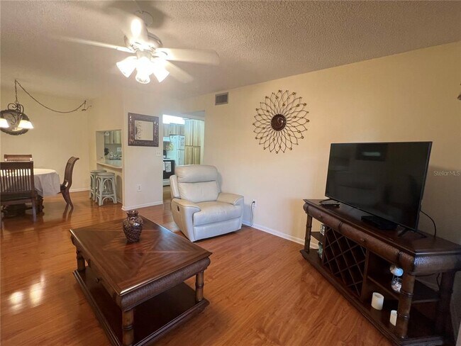 Building Photo - 2655 Pine Ridge Way N