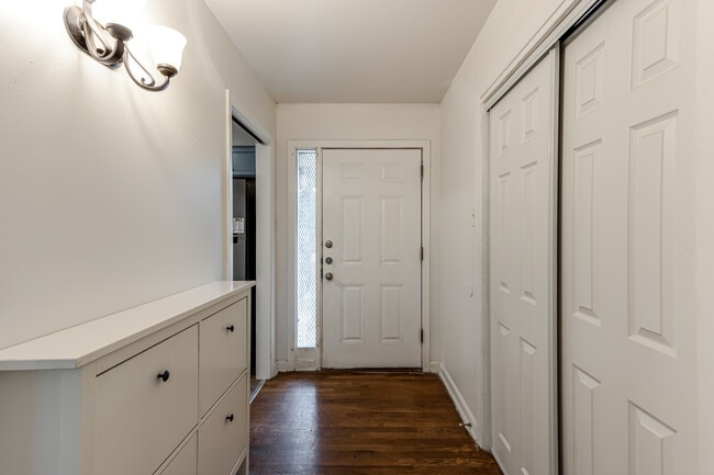 Foto del edificio - 354 Brettonwood Dr