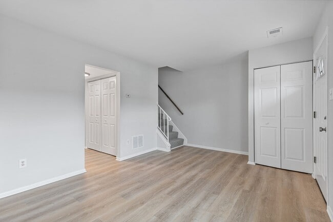 Foto del edificio - Renovated Hilltop Village Townhouse-Availa...