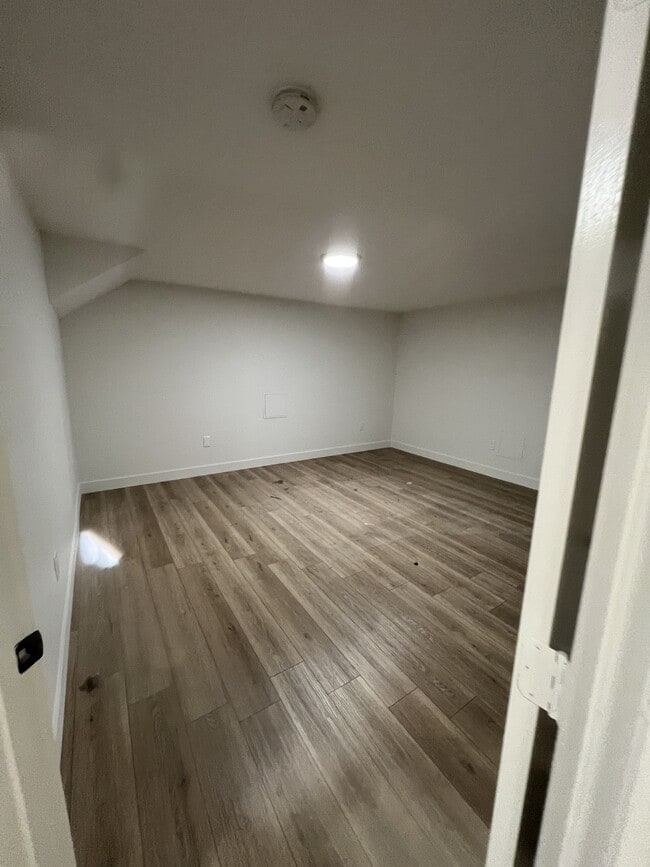 Foto del edificio - 7025 Woodman Ave