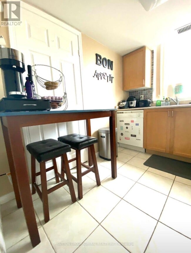 Photo du bâtiment - 28 Harrison Garden Blvd