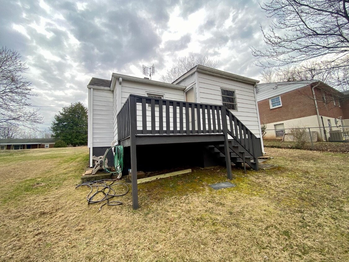 Building Photo - 1805 Ridge Ave