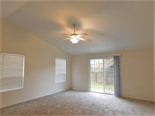 Building Photo - 3Bd/2Ba Single Story House - Available Soon!