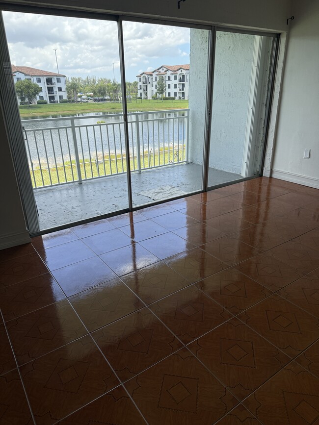 Building Photo - 9373 Fontainebleau Blvd