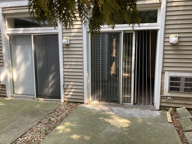 Patio, patio pequeño - 2605 University Ave