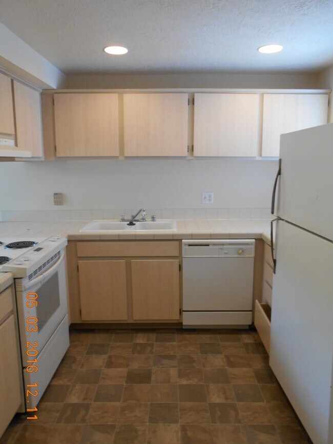 Building Photo - Spacious 2BD Condo