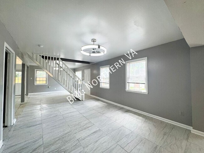 Building Photo - 158 Baker St