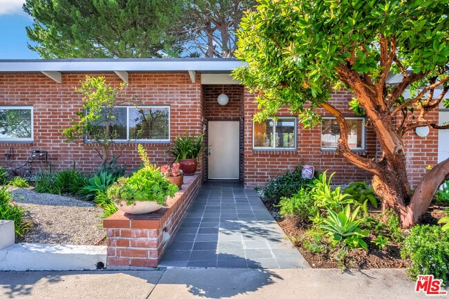 Foto del edificio - 16798 Charmel Ln