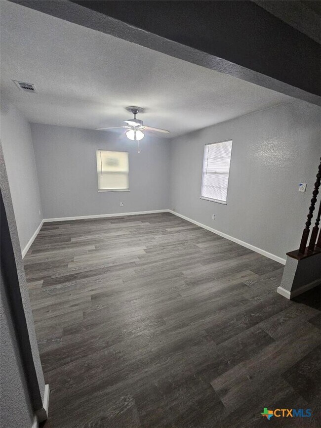 Foto del edificio - 703 Rev R A Abercrombie Dr