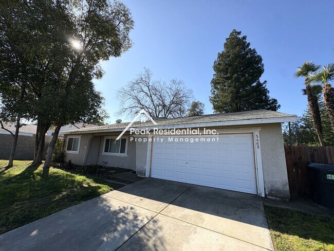 Foto del edificio - Great 3 bedroom 2 bath house is located in Orangevale