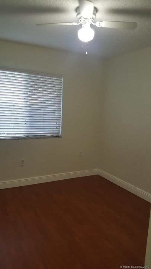 Foto del edificio - 8027 NW 8th St