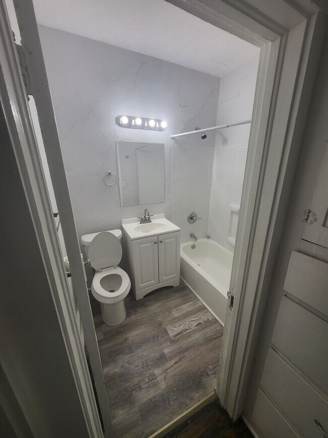 Foto del edificio - Large 1/1 Duplex - Great Location - Update...