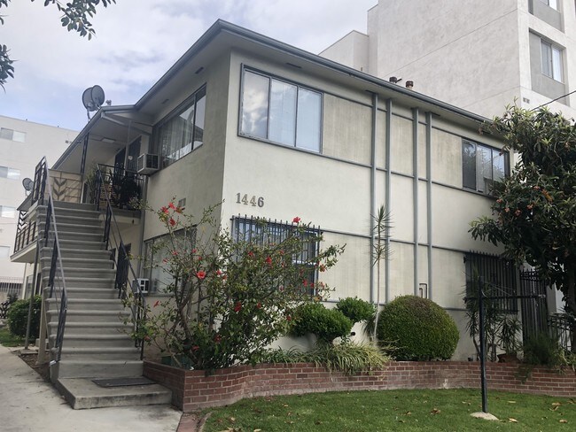 Frente del complejo - 1446 N Martel Ave