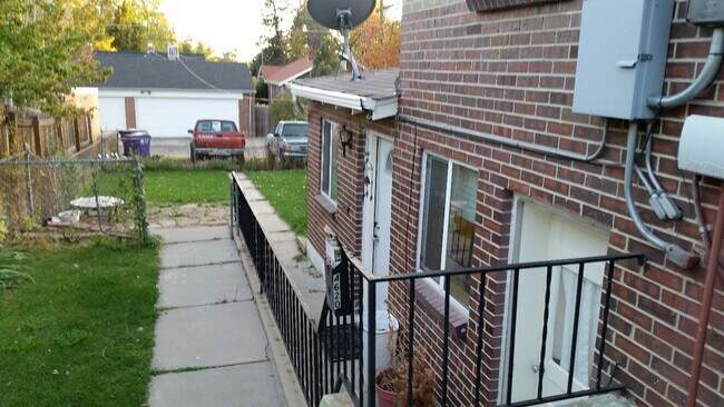 Foto del edificio - SUPER CUTE 1 BDRM IN DUPLEX HOME IN SLOAN'S LAKE AREA! GARAGE AND FENCED YARD!