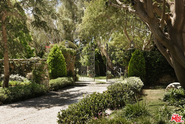 Foto del edificio - 6825 Zumirez Dr