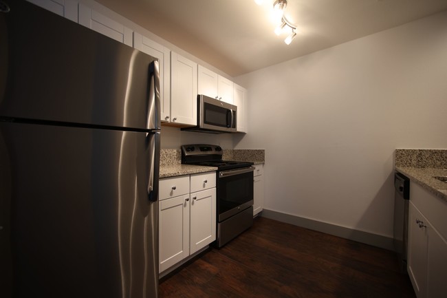 Building Photo - 4633 Fairmount St