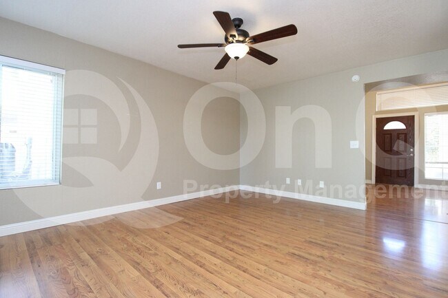 Building Photo - 850 N Valencia Dr