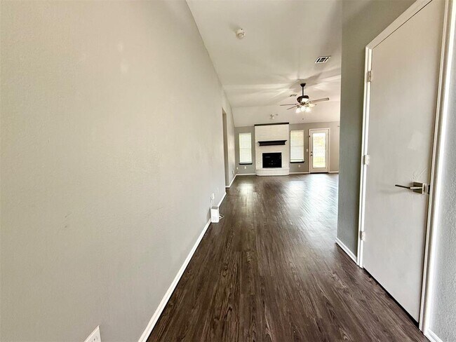 Building Photo - 2808 E Lake Dr