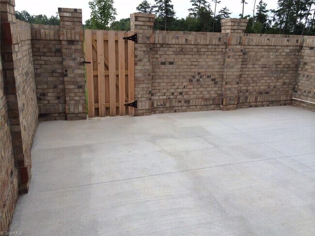 Building Photo - GORGEOUS 3 BED, 2.5 BATH TOWNHOME READY IN...