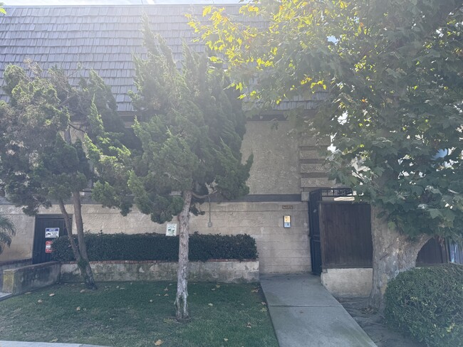 Building Photo - 558 Evergreen St