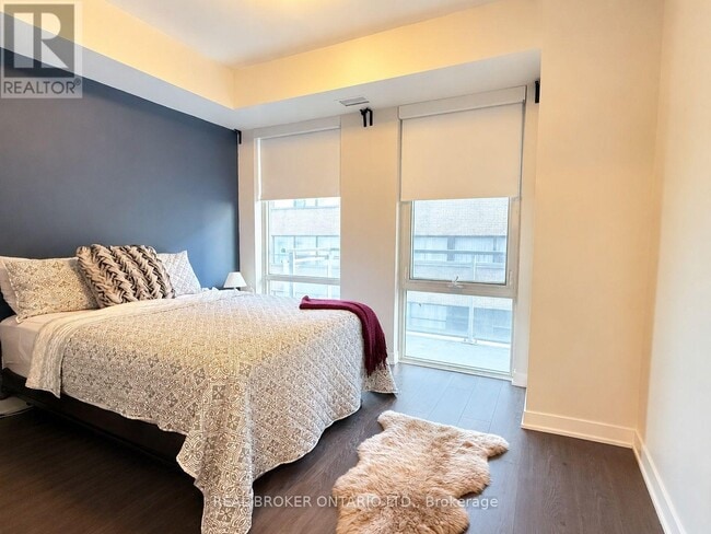 Building Photo - 223 St Clair Ave W