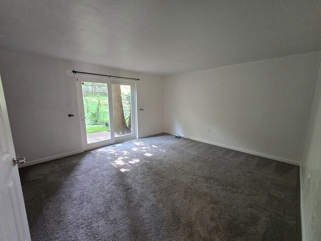 Building Photo - 3 Bedroom Townhouse in Hempfield School Di...