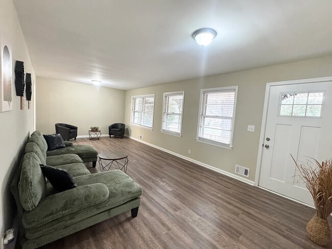 Foto del edificio - Room in House on Union Rd SW