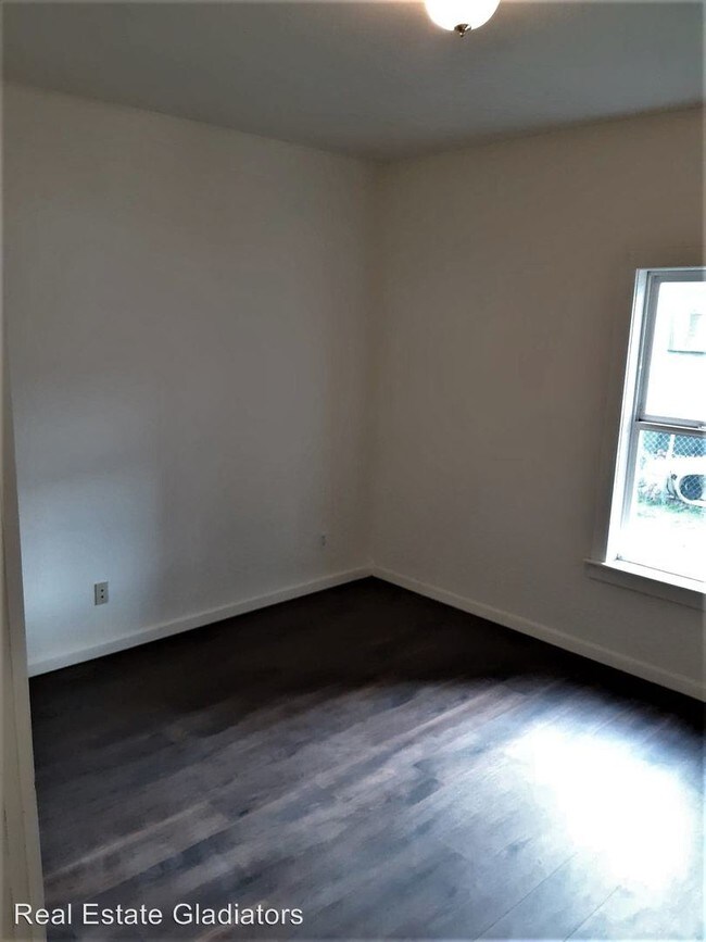 Building Photo - 4 br, 1 bath House - 129 S Ferry Ave