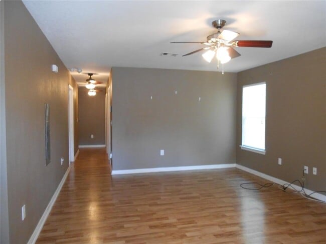 Building Photo - 617 N Vionett Ln
