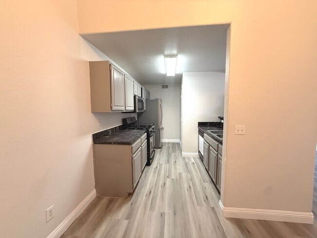 Foto del edificio - SPACIOUS 2BED/2BATH CONDO WITH A LOFT AND 1 CAR GARAGE