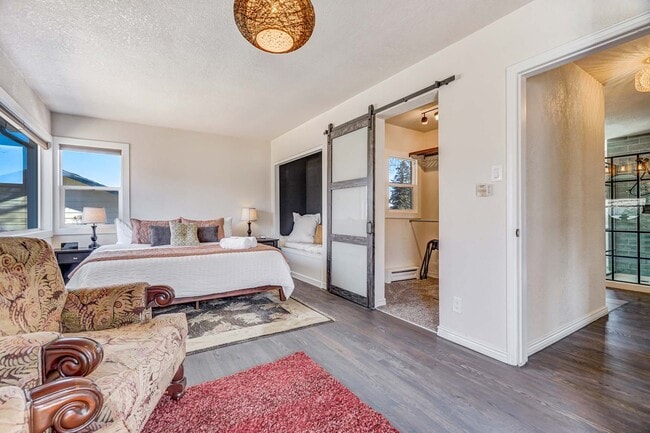 King-sized bed with reading nook - 2022 Woodburn St