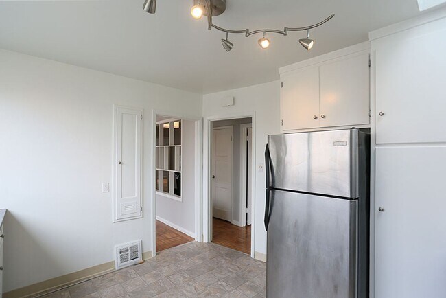 Building Photo - Light Filled Top Flr 2BR/1BA, Hardwood Flo...