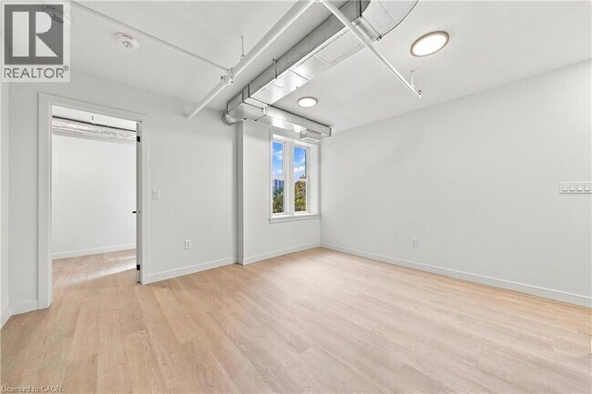 Building Photo - 325 James St S