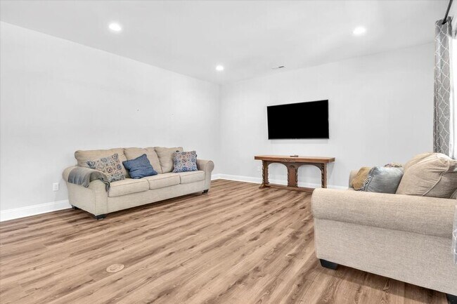 Foto del edificio - 612 Forest Sound Rd